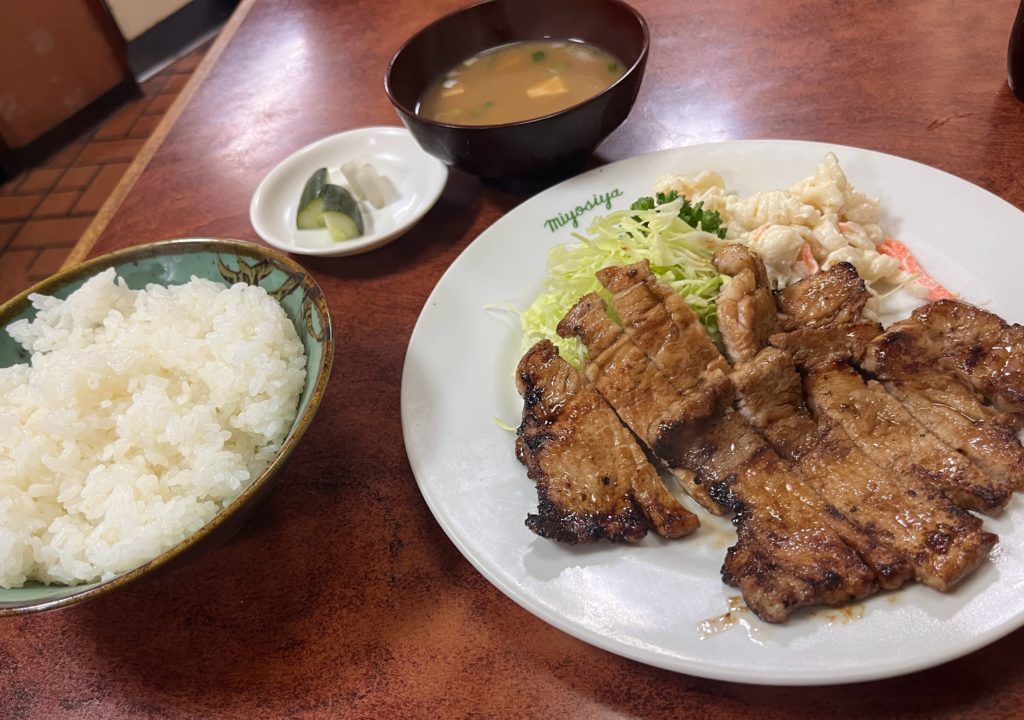 たばこが吸える定食屋　お食事処 三好弥